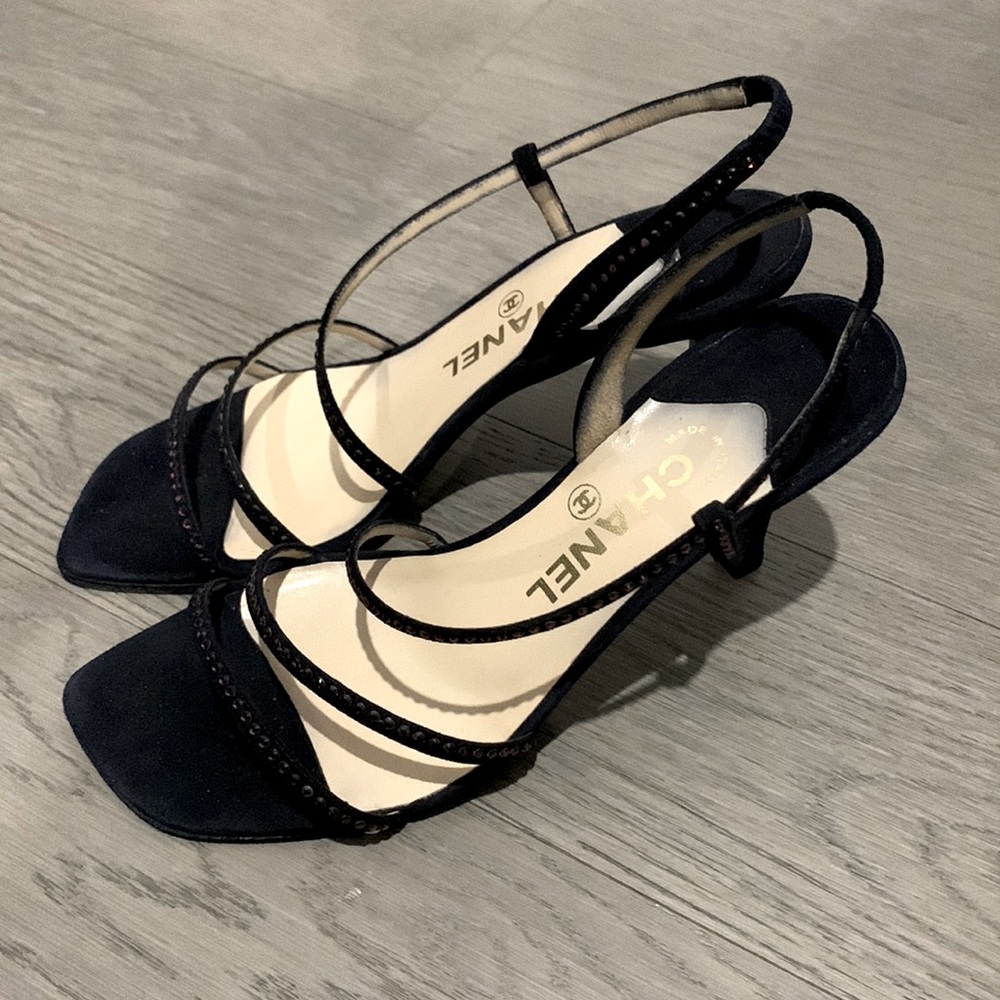 Extremely comfortable and so chic. No fallen stones! All intact.